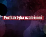 Młody chłopak z telefonem i smutna dziewczyna. Tekst: Profilaktyka uzależnień. Jak zapobiegać uzależnieniom.